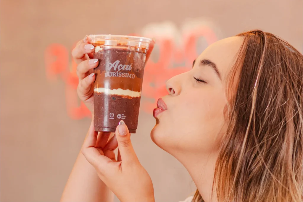 Copo de açaí com doce de leite.